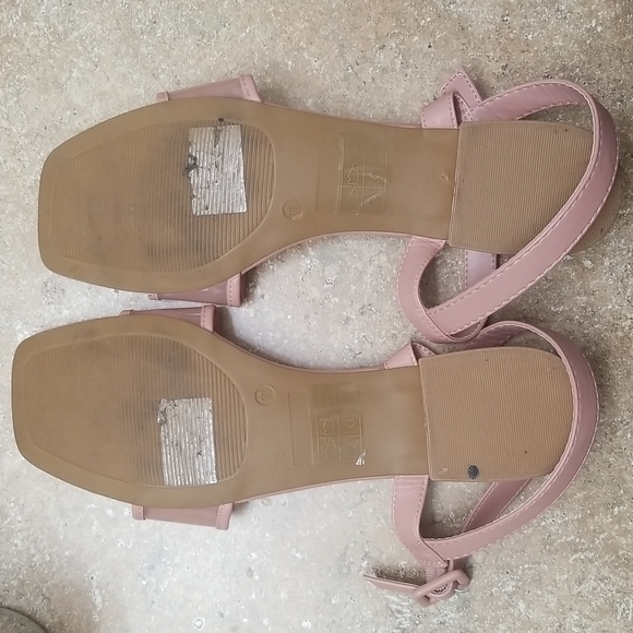 Journee collection Dorothy size 11 low heels.  Worn once - Picture 2 of 4